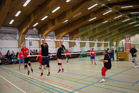 Vollen Einsatz zeigten die Volleyballer aus M-V beim ersten FitForFire-Volleyball Cup. (Foto: Rico Schmudde / FF Sassnitz)