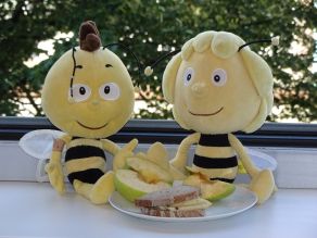 Nicht alle Insekten sind so friedfertig wie diese beiden Bienenkinder. (Foto: Christian Heinz / HFUK Nord)