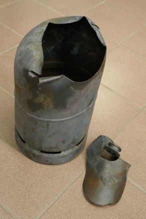 Beim Brand explodierte 5-kg-Progangasflasche (Foto: Detlef Garz / FUK Mitte)
