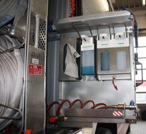 Hygieneboard im Feuerwehrfahrzeug (Foto: Dirk Rixen / HFUK Nord)