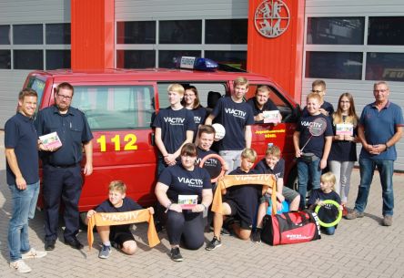 Die Jugendfeuerwehr Süsel nimmt den Leitfaden freudestrahlend entgegen. (Foto: Michael Ahnfeldt / Ostholsteiner Anzeiger)