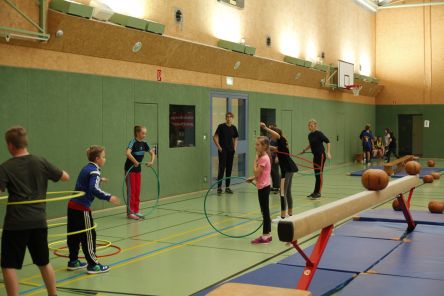 Beweglichkeit und Geschicklichkeit waren beim Hüftkreisen mit dem Hula-Hoop-Reifen gefragt. (Foto: Alexander Graeper/FF Herrnburg)
