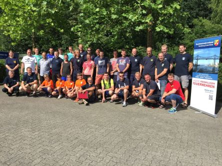 Die Feuerwehrsport-Begeisterten mit dem dFFA-Prüfer-Team und Kreisfachwart für Feuerwehrsport Dr. Jan Traulsen (rechts kniend). (Foto: Thomas Quint / KFV RD-ECK)