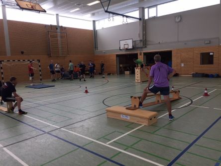 Der Kasten-Bumerang-Test wurde von den meisten Teilnehmenden durchlaufen, um den Leistungsbereich Koordination abzudecken. (Foto: Jan Traulsen / KFV RD-ECK)