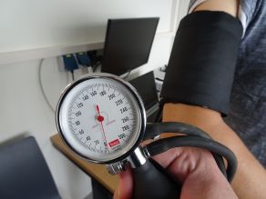Blutdruckmessung bei der Eignungsuntersuchung (Bild: Christian Heinz / HFUK Nord)