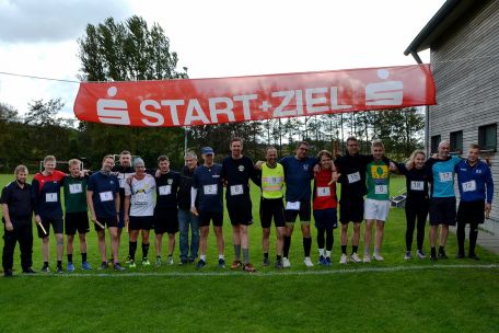 Gut gelaunt gingen die sportbegeisterten Feuerwehrteams an den Start. (Bild: Maike Krabbenhöft/SHZ)