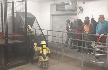 Die Ärztinnen und Ärzte erhalten im Praxisteil des Seminars die Möglichkeit, in die „Feuerwehr-Welt einzutauchen“. (Mohr / HFUK Nord)