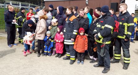 Die Feuerwehr Eidelstedt empfängt für den 1. Platz Pokal und Urkunde. (Bild: Florian Strube / HFUK Nord)