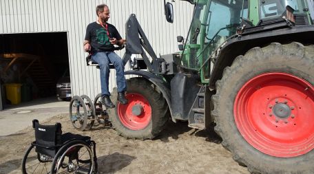Hans-Werner Hansen arbeitet trotz Querschnittlähmung weiter als Landwirt auf seinem Hof. Der Traktor wurde dafür umgebaut: Mit einem Lift gelangt er auf den Sitz des Fahrzeugs. (Foto: Christian Heinz)