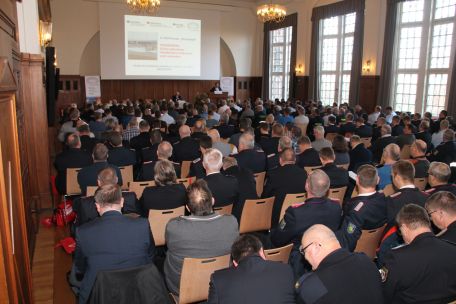 Interessiert verfolgte das Fachpublikum die Ausführungen der Referierenden im voll besetzten altehrwürdigen Saal der Handwerkskammer Hamburg. (Bild: Holger Bauer)