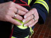 Ringe, Piercings und Co. im Feuerwehrdienst: Körperschmuck mit schlimmen Folgen