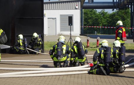 Sicherheitsbeauftragte zeichnet Erfahrung, Fachkunde sowie Sozial- und Teamkompetenz aus. Wie hier bei einer Übung können sie z.B. als "zweites Paar Augen für die Sicherheit" das Handeln der Einsatzkräfte beobachten und für die spätere Auswertung dokumentieren. (Foto: Christian Heinz / HFUK Nord)