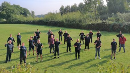 Nur mit Abstand möglich: Die begeisterten Feuerwehrsportler mit dem dFFA-Prüfer Team, Kreisfachwart für Feuerwehrsport Dr. Jan Traulsen (vordere Reihe links) und der Fachleiter des Landesfeuerwehrverbandes Stefan Jenke (2. Reihe links). (Bild: M. Gertz)