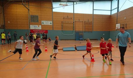 Der 6. FitForFire-Sport- und Fitnesstag lockte wieder 90 junge Sportinteressierte in die Schöneberger Sporthalle (Foto: Claudia Brötzmann / FF Dassow).