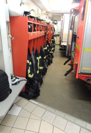 Versperrter Verkehrsweg im Feuerwehrhaus (Bild: Dirk Rixen / HFUK Nord)