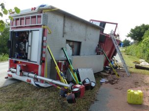 Ein auf der Einsatzfahrt verunglücktes Feuerwehrfahrzeug. Mehrere Feuerwehrangehörige erlitten schwere Verletzungen bei diesem Unfall. (Bild: Jürgen Kalweit / HFUK Nord)