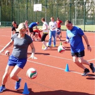 In einem umfachreichen Praxisanteil lernen die Teilnehmenden unterschiedliche Übungs- und Trainingsformen für den Dienstsport kennen. (Bild: Jens-Oliover Mohr / HFUK Nord)