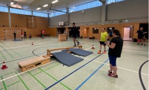 Die dFFA-Prüflinge testen ihr Können beim Kasten-Bumerang-Test (Bild: Jan Traulsen / KFV RD-ECK).