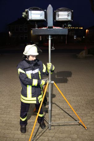 Ein plötzliches Zusammenrutschen der Teleskoprohre des Lichtmaststatives kann zu schweren Verletzungen führen. (Bild: Dirk Rixen / HFUK Nord)