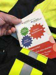 Die praktische Taschenkarte dient den Führungskräften als Gedankenstütze. (Bild: Christian Heinz / HFUK Nord)