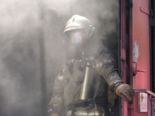 Feuerwehrleute können bei der Brandbekämpfung einer Vielzahl von krebserzeugenden Gefahrstoffen ausgesetzt sein. (Bild: Christian Heinz / HFUK Nord)