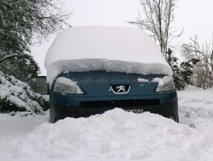 Insbesondere im Winter muss man sich auch im Einsatzfall die Zeit nehmen, die Fahrtauglichkeit seines Fahrzeuges herzustellen. (Bild: Christian Heinz / HFUK Nord)