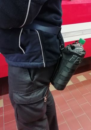 Praktische Lösung: Tasche für Getränkeflasche an einem Gürtel (Bild: Dirk Rixen / HFUK Nord)
