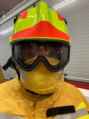 Helm mit Staubschutzbrille und Waldbrandmaske (Bild Dirk Rixen / HFUK Nord)