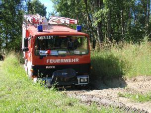 Kenntnis von Rampen-, Böschungswinkel und Watttiefe sind die Grundvoraussetzung, ein Fahrzeug auf unwegsamem Gelände sicher zu bewegen. (Bild: Ulf Heller / HFUK Nord)