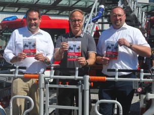 Die offizielle Veröffentlichung der neuen Broschüre fand auf der Interschutz 2022 in Hannover durch Christian Heinz, Lars Scheugl und Dirk Rixen statt (von links nach rechts), Bild: Heiner Lahmann - BOS-Fahrzeuge.info