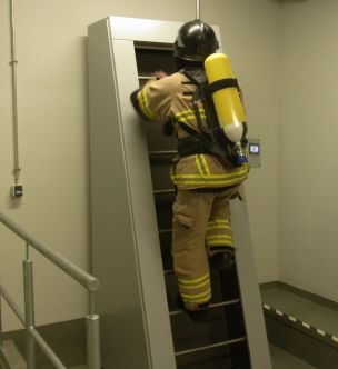 Belastungsübung für Atemschutzgeräteträger auf der Endlosleiter (Bild: Kerstin Lämmerhirt / FUK Mitte)