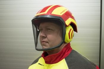 Helm mit Gittervisier für Sägenführende: Durch das Gitter können Abgase durchströmen. Ebenso erfolgt keine Sichtbehinderung durch verkratzte Visiere aus Polycarbonat bei nächtlichen Einsätzen mit Scheinwerfern. (Bild: Dirk Rixen / HFUK Nord)