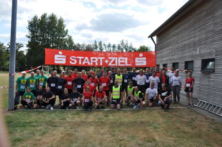 Die Freude beim Lauf zwischen den Wehren war dem Teilnehmerfeld sichtlich ins Gesicht geschrieben. (Bild: Matthias Hjordthuus/FF Nübel)