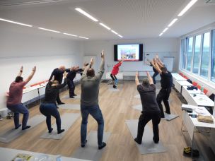 Bewegung tut allen gut: Gemeinsam wurden Übungen zur Stärkung des Rückens ausprobiert. (Bild: Ulf Heller / HFUK Nord)