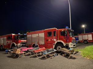 Erschöpfte Einsatzkräfte übernachten aufgrund hoher Außentemperaturen im Freien. (Bild: LFV Schleswig-Holstein)