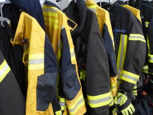Neben der eigentlichen Schutzkleidung hängt jetzt im Güstrower Feuerwehrhaus die zusätzliche PSA für Vegetationsbrände und TH. (Bild: Dirk Rixen / HFUK Nord)