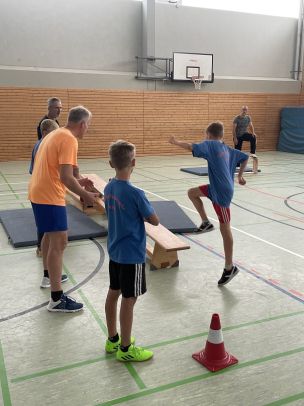 Auch heranwachsende Brandschützer konnten ihre Fitness, wie hier beim Kasten-Bumerang-Test, unter Beweis Stellen. (Bild: KFV RD-ECK)