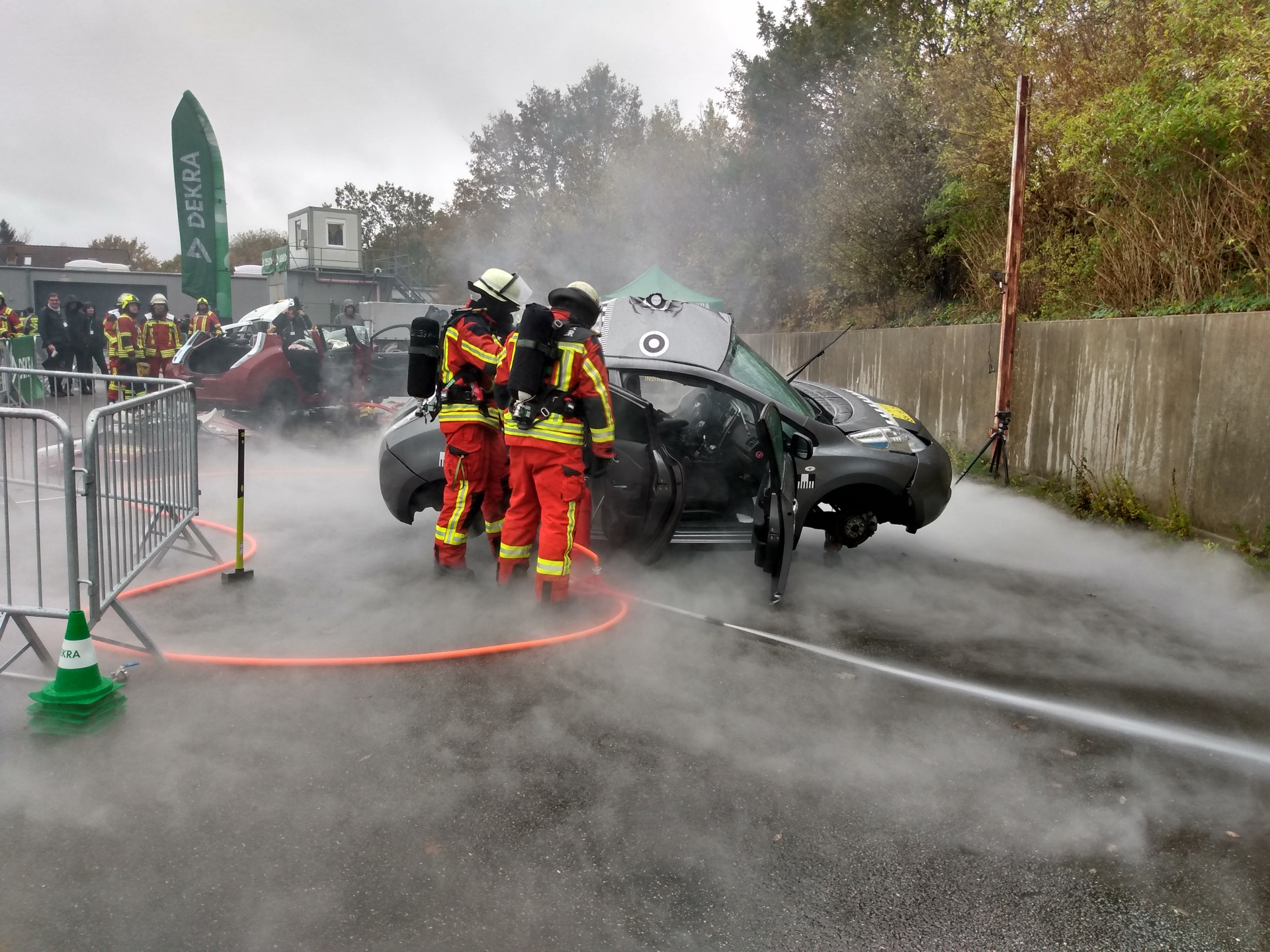 Löschdecke für Elektroautos: Feuerwehren in Schleswig-Holstein nutzen  norwegische Lösung – BusinessPortal Norwegen