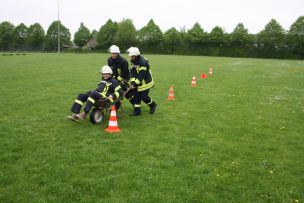 Leider kommt es gerade bei Schubkarrenrennen immer wieder zu schweren Verletzungen. (Bild: Dirk Rixen / HFUK Nord)