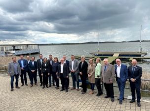 Mitglieder der Geschäftsführungen und Selbstverwaltungen der Feuerwehr-Unfallkasse Brandenburg, der Hanseatischen Feuerwehr-Unfallkasse Nord, der Feuerwehr-Unfallkasse Niedersachen sowie der Feuerwehr-Unfallkasse Mitte haben sich am 24.04. und 25.04.2023 in Rangsdorf (Land Brandenburg) zur ihrer jährlichen Tagung getroffen.