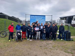 Strahlende Gesichter beim diesjährigen Gewinner FF Oldenfelde (Bild: Florian Strube / HFUK Nord)