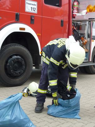 Einsatzhygiene: Hier wird verschmutzte Schutzkleidung abgelget. Als Verpackung dienen Kunststoffsäcke. (Bild: Dirk Rixen / HFUK Nord)