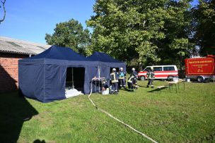 So sieht das Konzept der Einsatzstellenhygiene der Gemeindefeuerwehr Süsel im einsatzfertigen Zustand aus. Alle Komponenten des Anhängers wurden komplett aufgebaut. (Bild: Steven Paulsen)