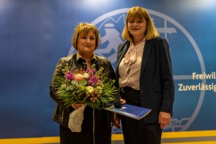 Die Geschäftsführerin der HFUK Nord, Frau Gabriela Kirstein (rechts) gratuliert der langjährigen Leiterin der Abteilung Reha / Leistungen der HFUK Nord, Ilona Matthiesen (links). (Bild: Mareike Falz / LFV SH)