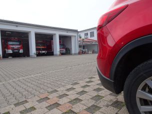 Der Alarmweg vom Parkplatz ins Feuerwehrhaus muss trittsicher sein und sollte regelmäßig geprüft werden. (Bild: Christian Heinz / HFUK Nord)