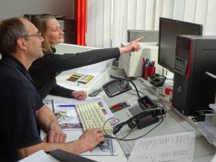 Aufsichtsperson Kerstin Lämmerhirt und Wehrleiter Torsten Fürtig schauen sich gemeinsam die Organisation des Arbeits- und Gesundheitsschutzes in der Feuerwehr Waltershausen an. (Bild: Christian Heinz / HFUK Nord)