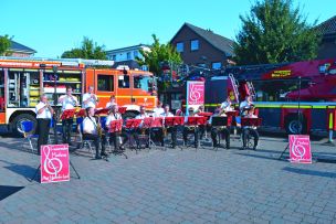 Ein Musikzug spielt auf eienr Festveranstaltung der Feuerwehr. (Bild: Sonja Ruge / HFUK Nord)