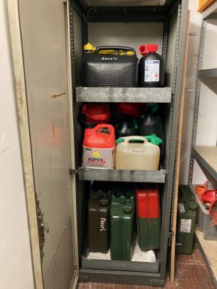Lagerung von Kraftstoff in einem Gefahrstoffschrank. (Bild: Dirk Rixen / HFUK Nord)
