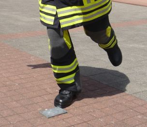 Stolpergefahren gibt es im Feuerwehrdienst vielerorts. (Bild: Mohr / HFUK Nord)