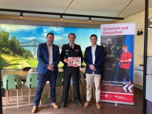 Die HFUK Nord bedankte sich bei Dr. Jan Traulsen für sein langjähriges Wirken als Kreisfachwart Feuerwehrsport. (Bild: Christian Heinz / HFUK Nord)